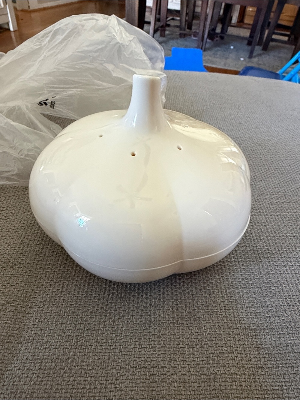 Tupperware cream colored garlic keeper